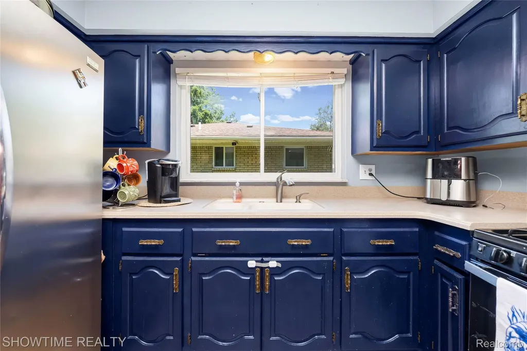 31720 Kelly Road Roseville City MI 48066