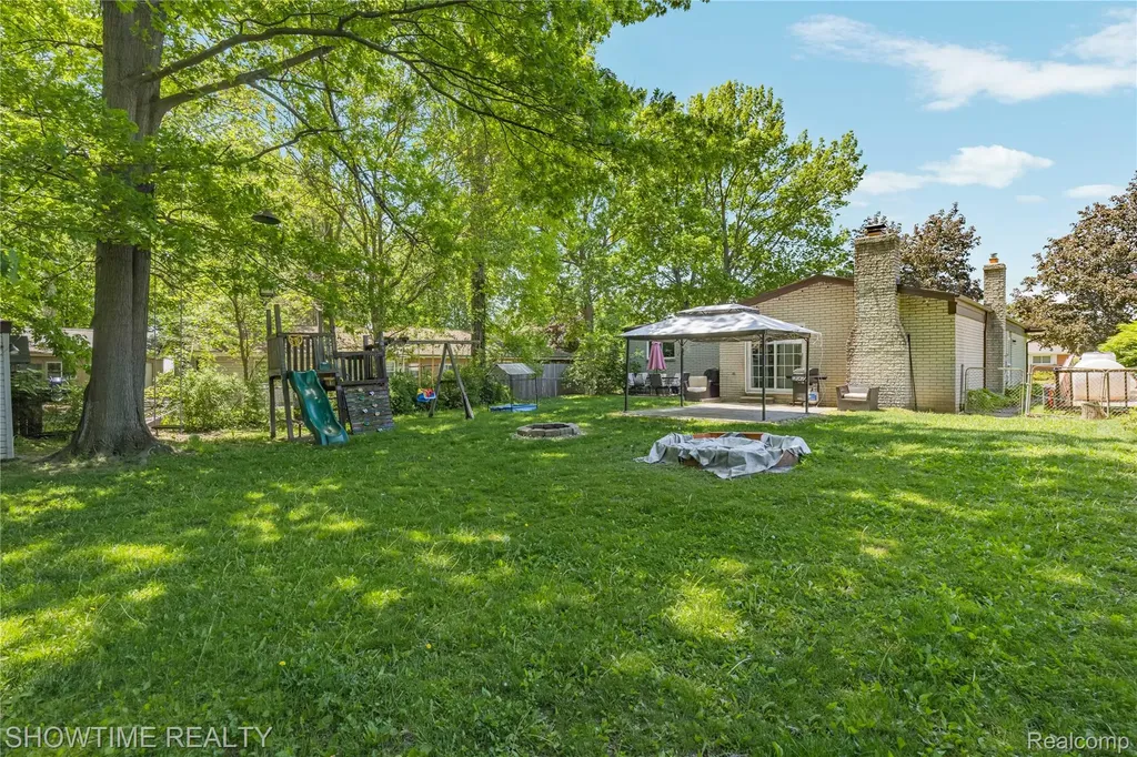 31720 Kelly Road Roseville City MI 48066