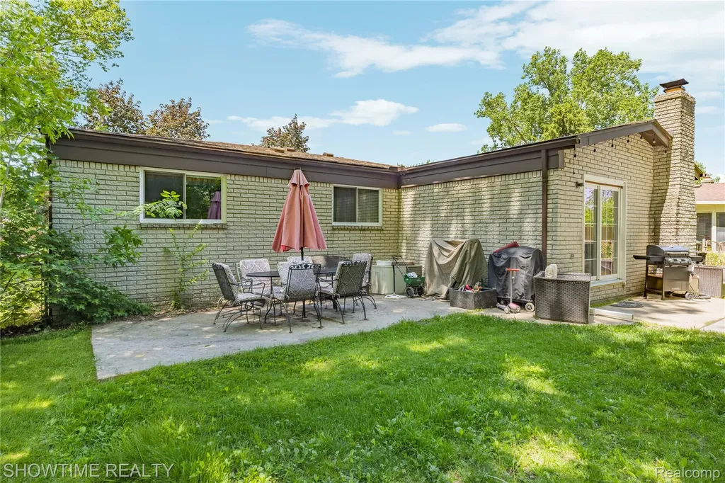 31720 Kelly Road Roseville City MI 48066