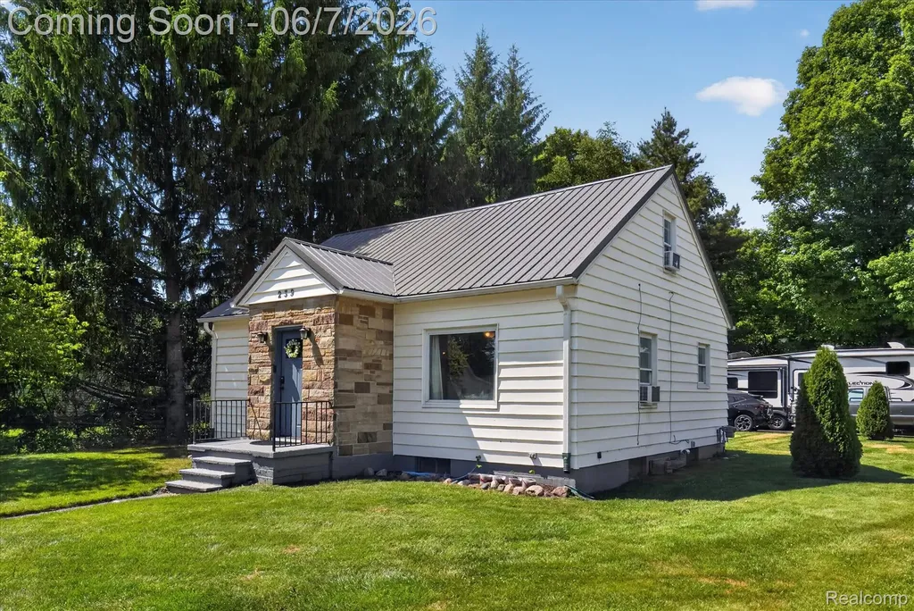 239 E Chestnut Street Webberville Village MI 48892