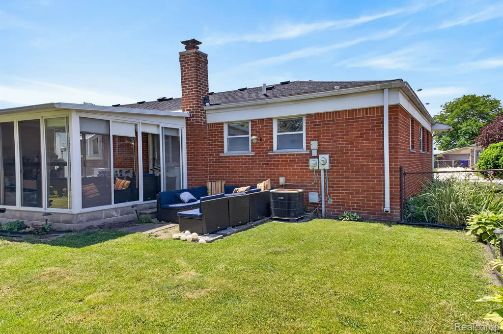 31822 Slumber Lane Fraser City MI 48026
