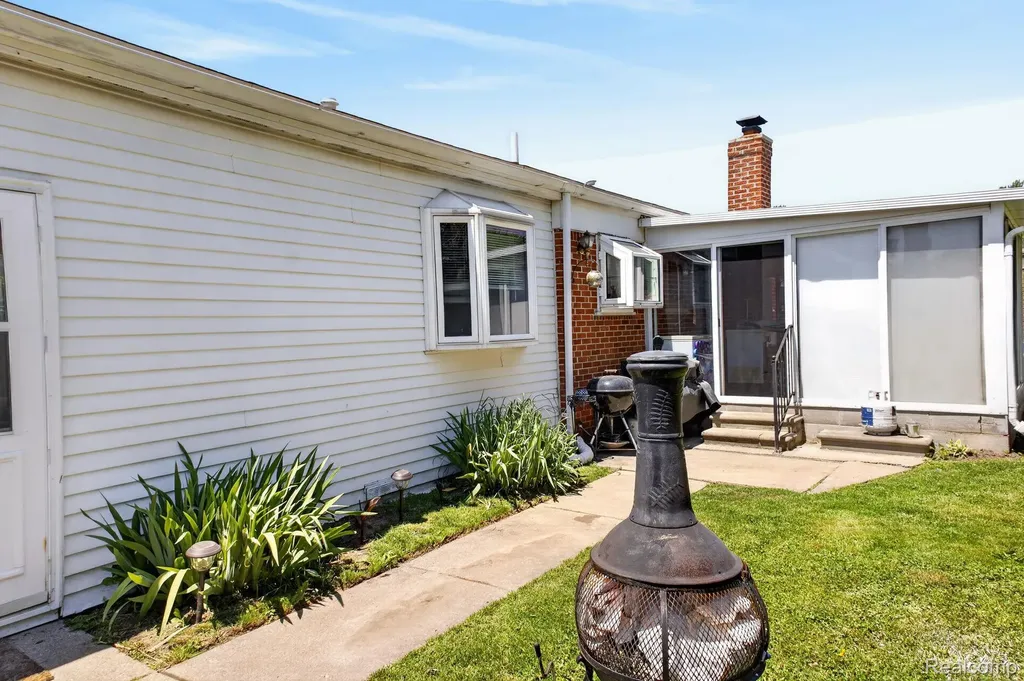31822 Slumber Lane Fraser City MI 48026