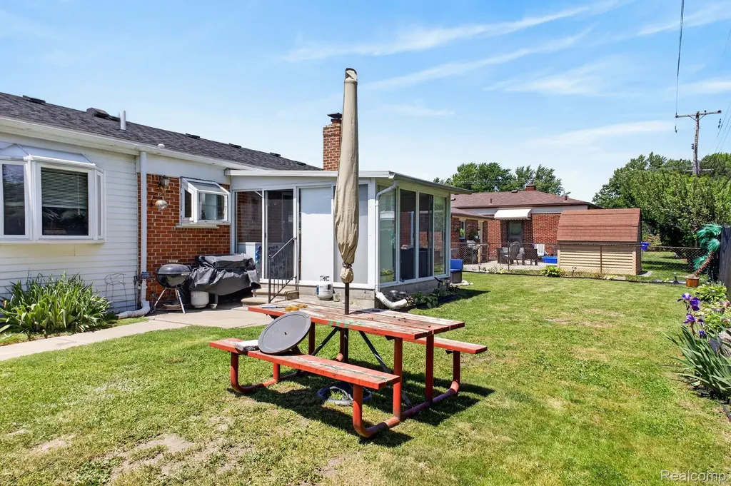 31822 Slumber Lane Fraser City MI 48026