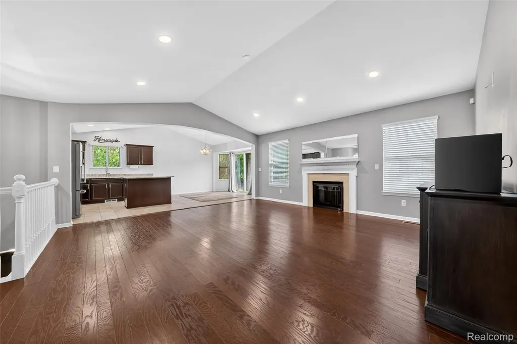 30278 Bradmore Road Warren City MI 48092