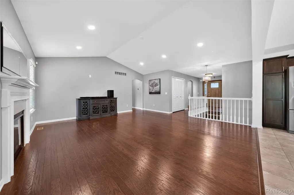 30278 Bradmore Road Warren City MI 48092