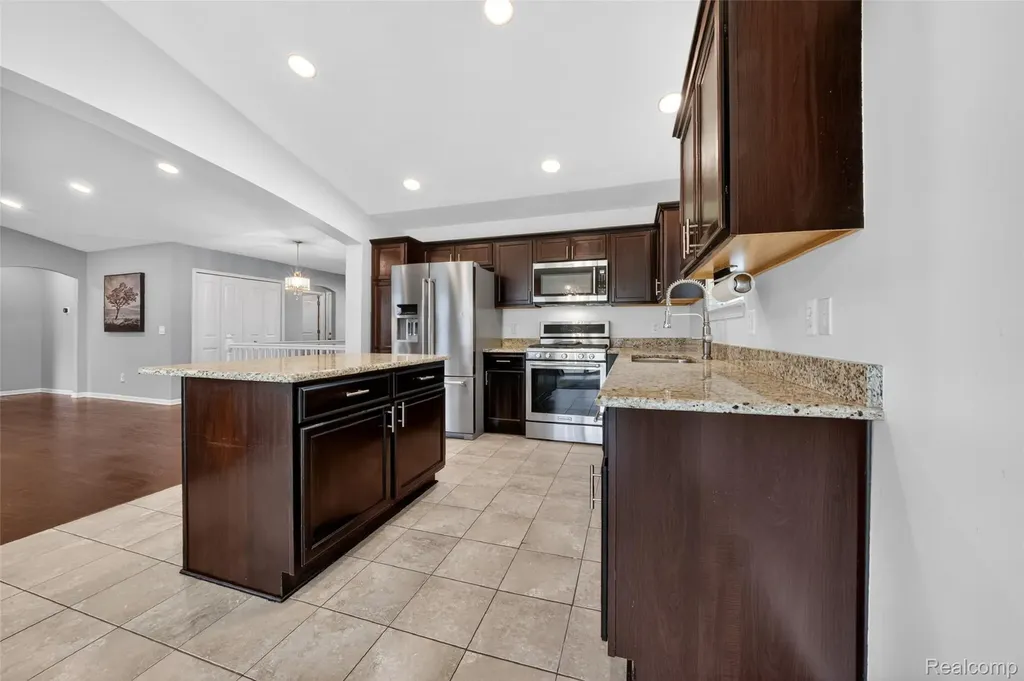 30278 Bradmore Road Warren City MI 48092