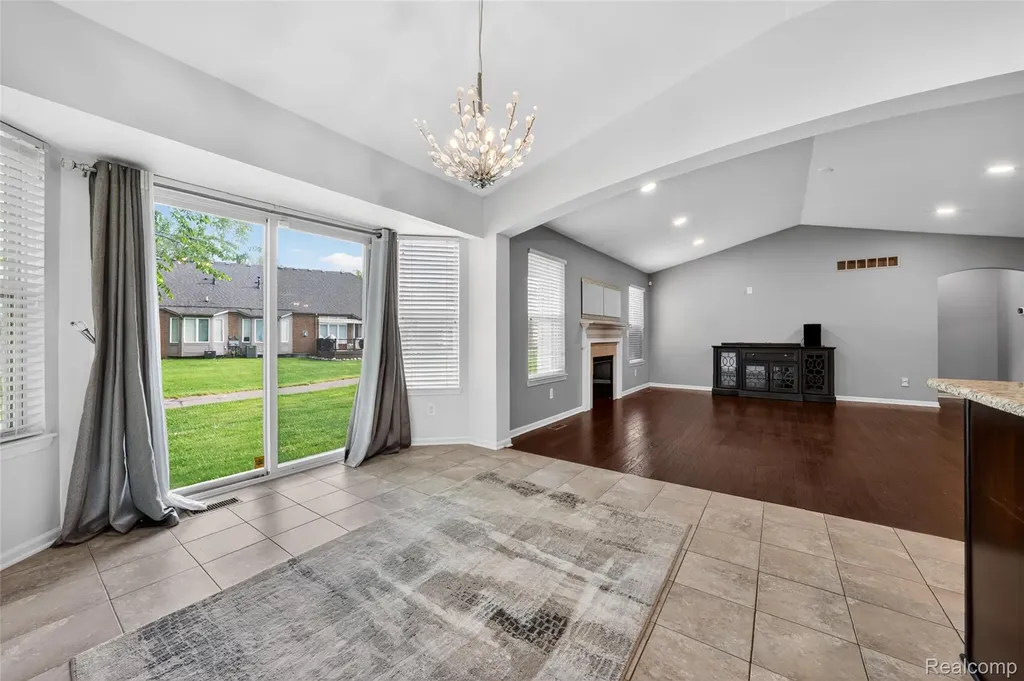 30278 Bradmore Road Warren City MI 48092