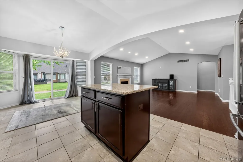 30278 Bradmore Road Warren City MI 48092