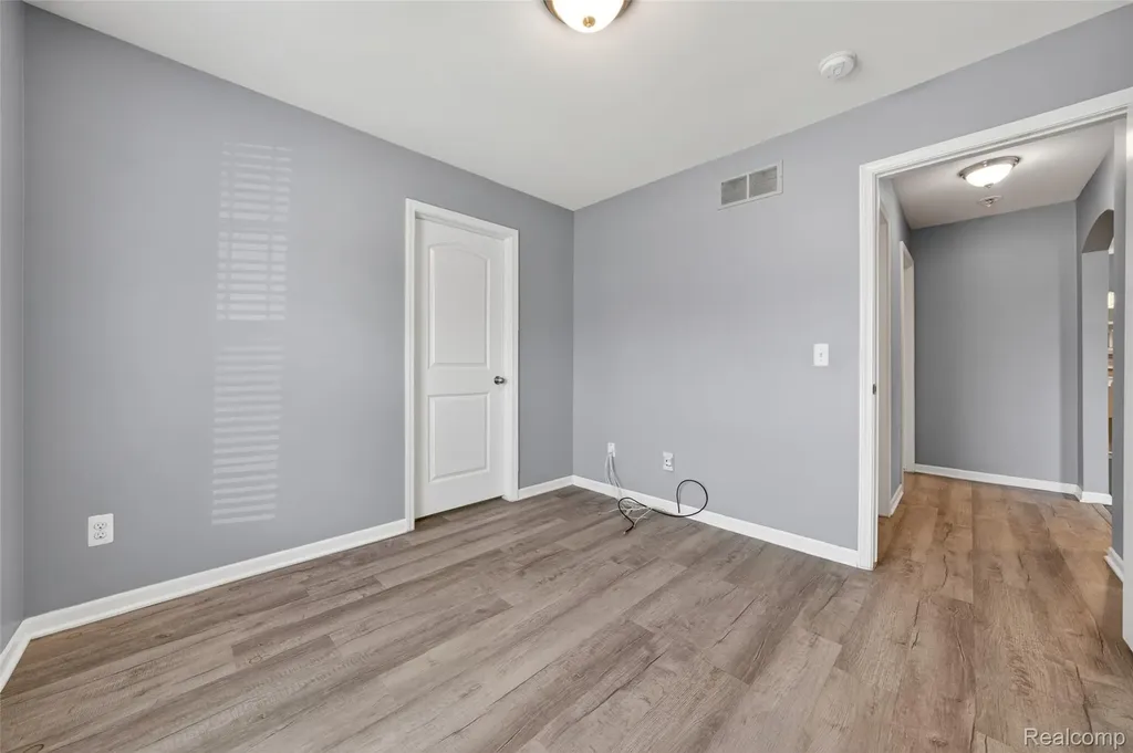 30278 Bradmore Road Warren City MI 48092