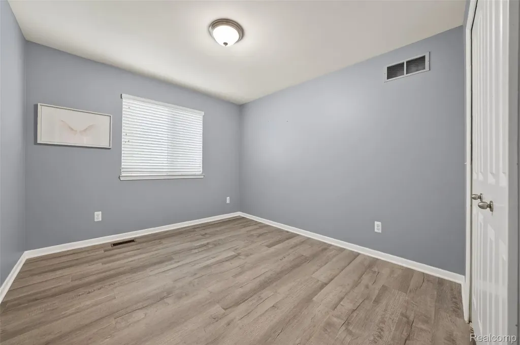 30278 Bradmore Road Warren City MI 48092