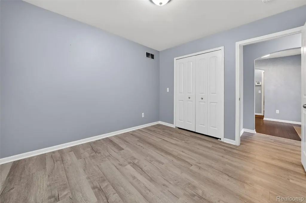30278 Bradmore Road Warren City MI 48092