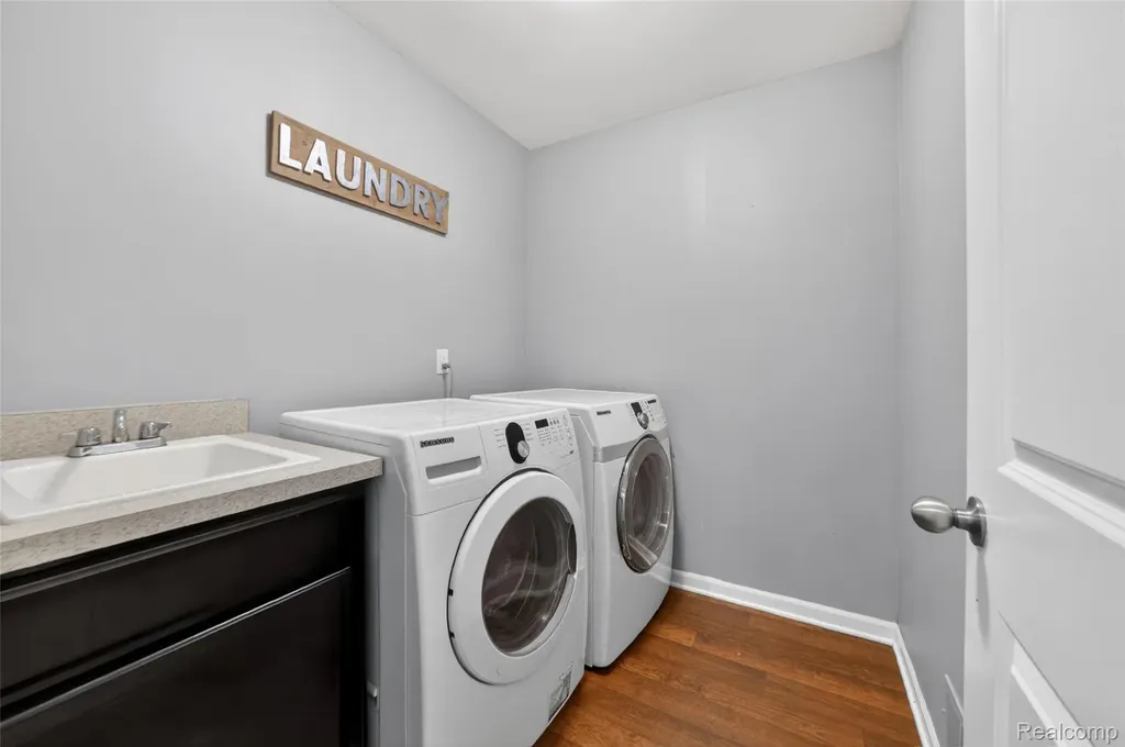 30278 Bradmore Road Warren City MI 48092