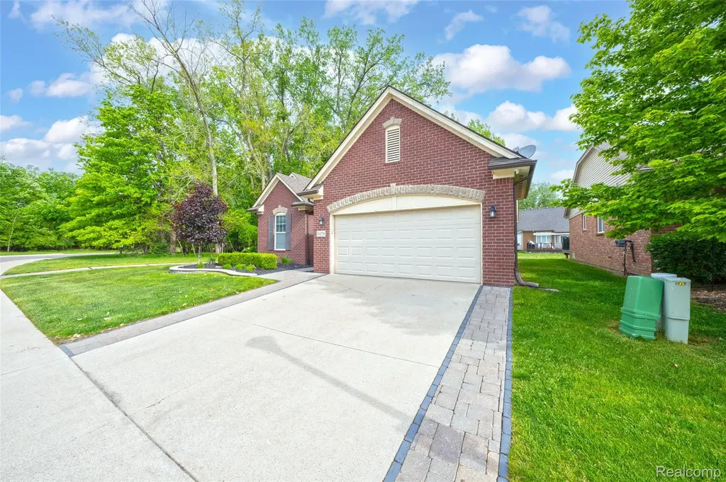30278 Bradmore Road Warren City MI 48092