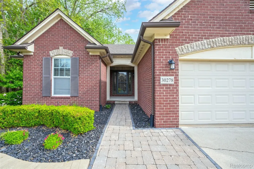 30278 Bradmore Road Warren City MI 48092