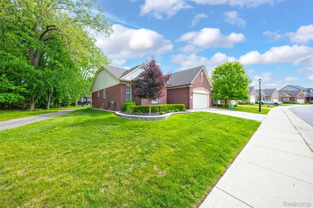 30278 Bradmore Road Warren City MI 48092