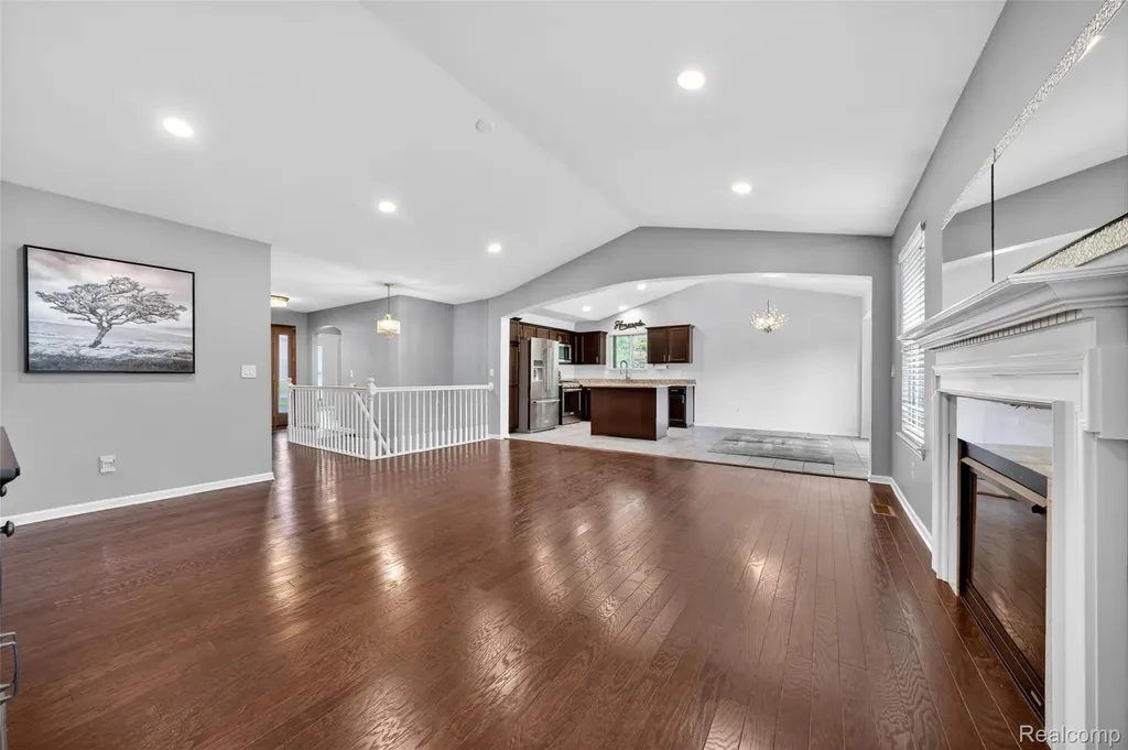 30278 Bradmore Road Warren City MI 48092
