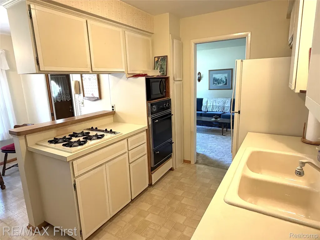 25886 Masch Avenue Warren City MI 48091