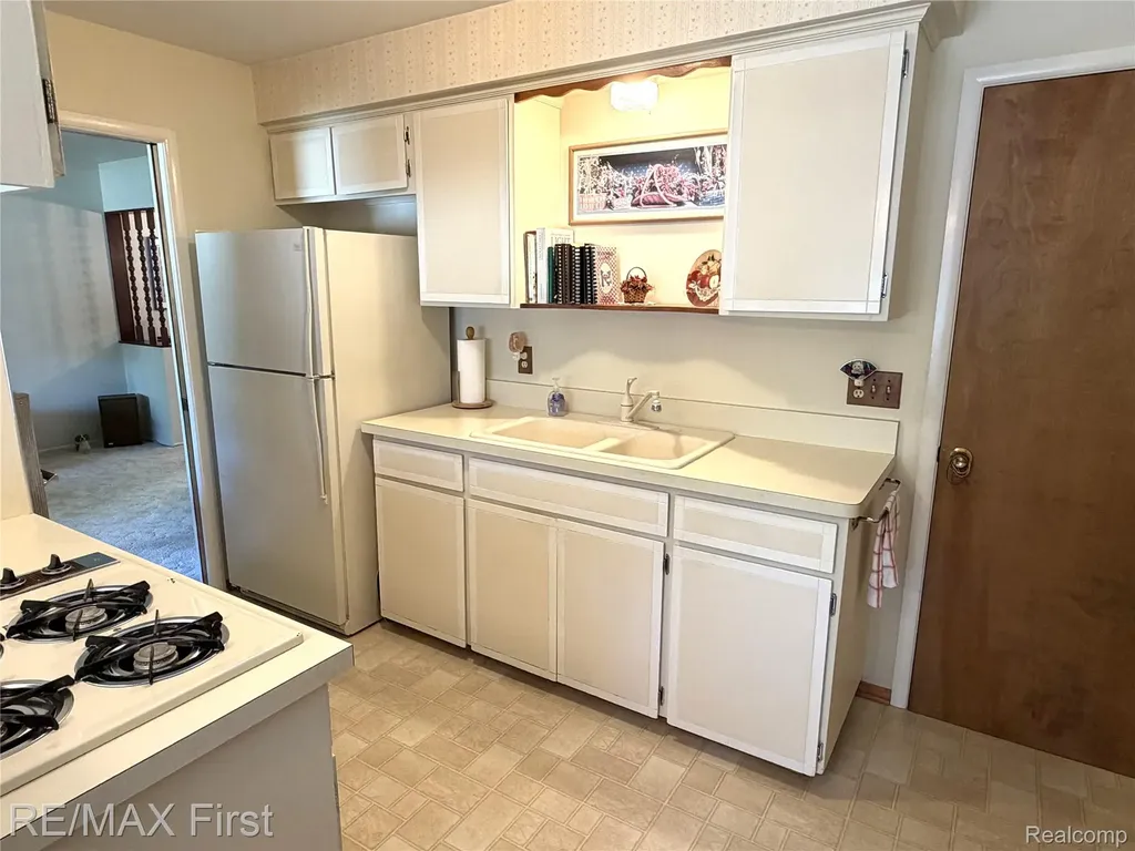 25886 Masch Avenue Warren City MI 48091