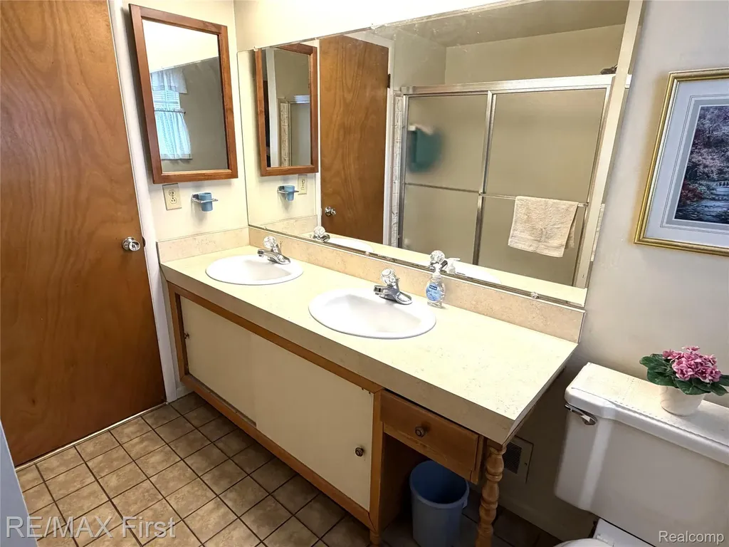 25886 Masch Avenue Warren City MI 48091
