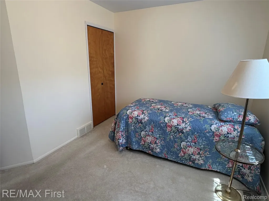 25886 Masch Avenue Warren City MI 48091
