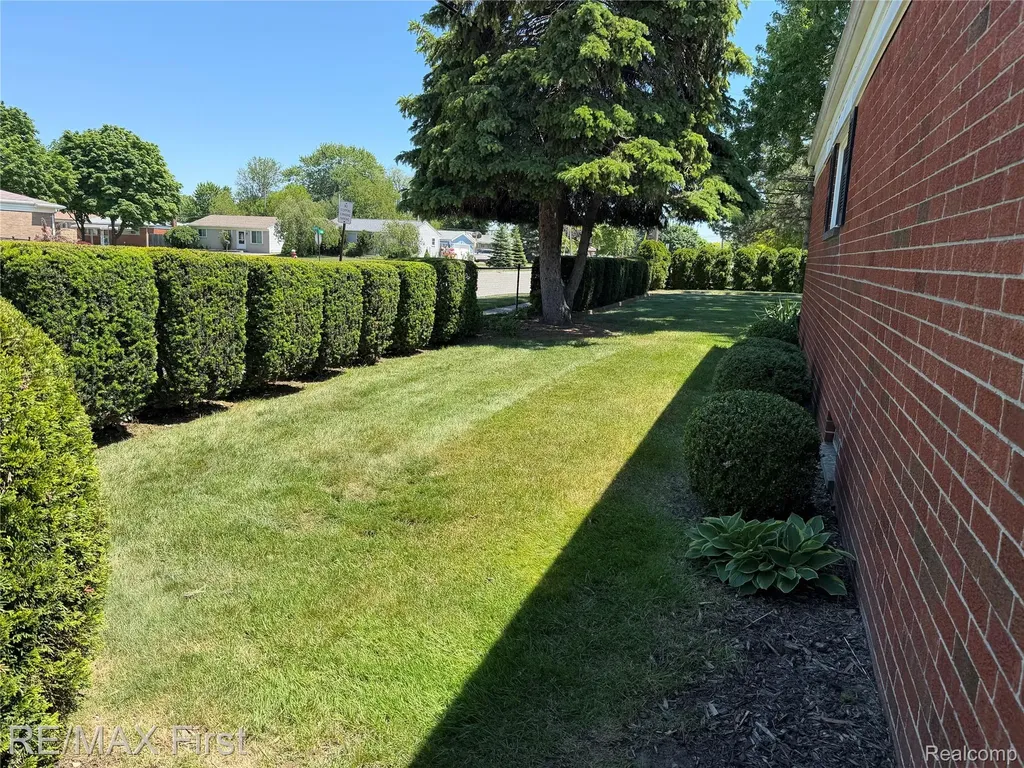25886 Masch Avenue Warren City MI 48091