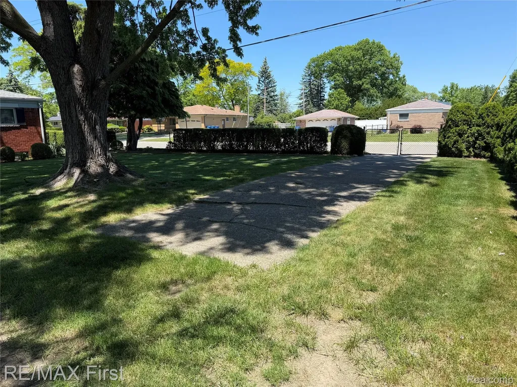 25886 Masch Avenue Warren City MI 48091