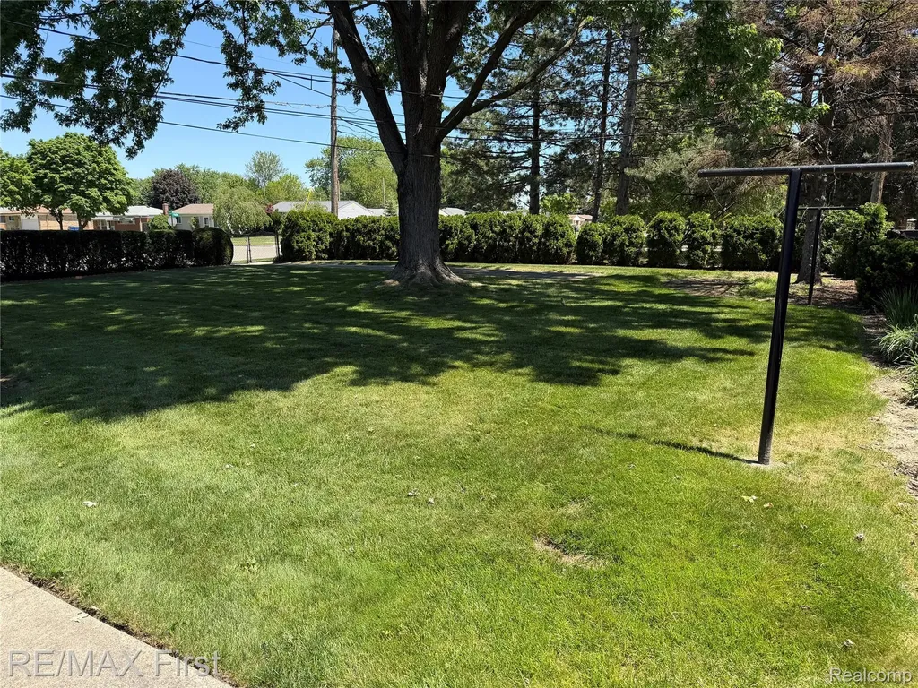 25886 Masch Avenue Warren City MI 48091