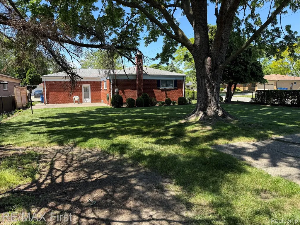 25886 Masch Avenue Warren City MI 48091