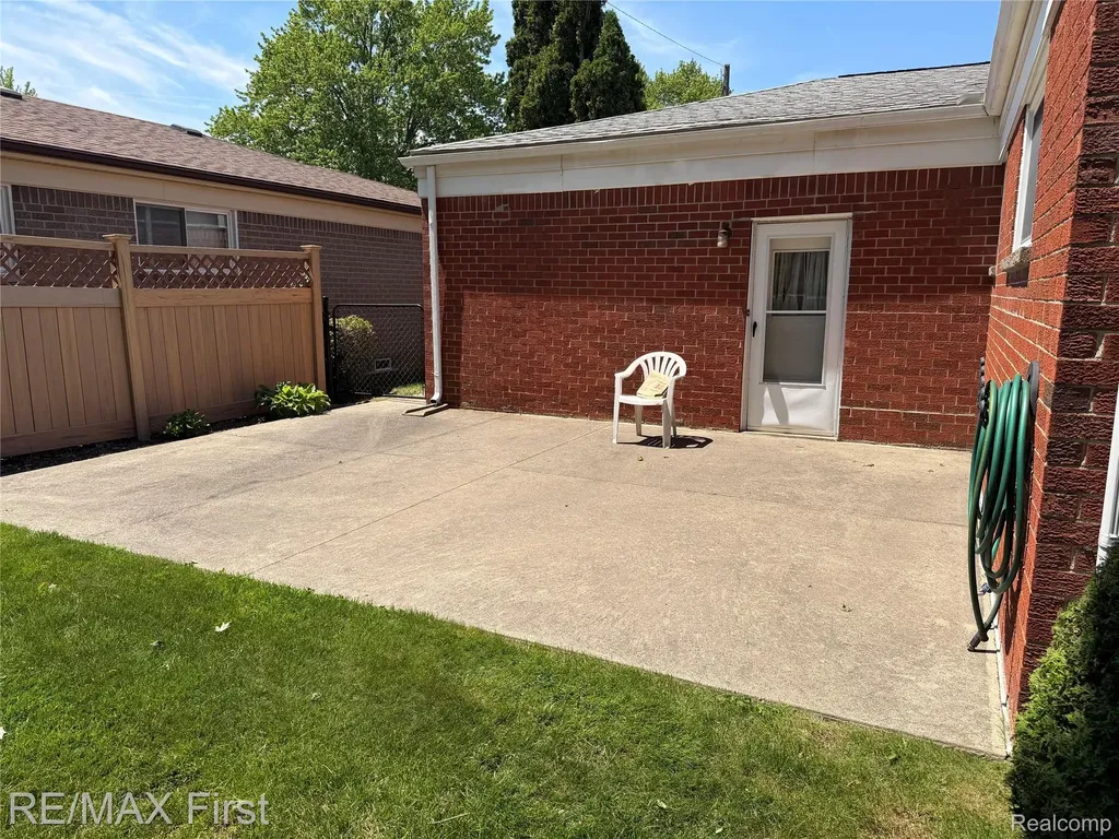 25886 Masch Avenue Warren City MI 48091