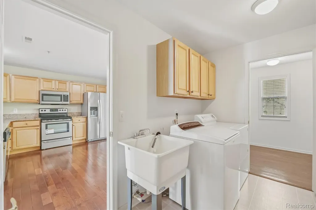 28284 Carlton Way Drive Novi City MI 48377