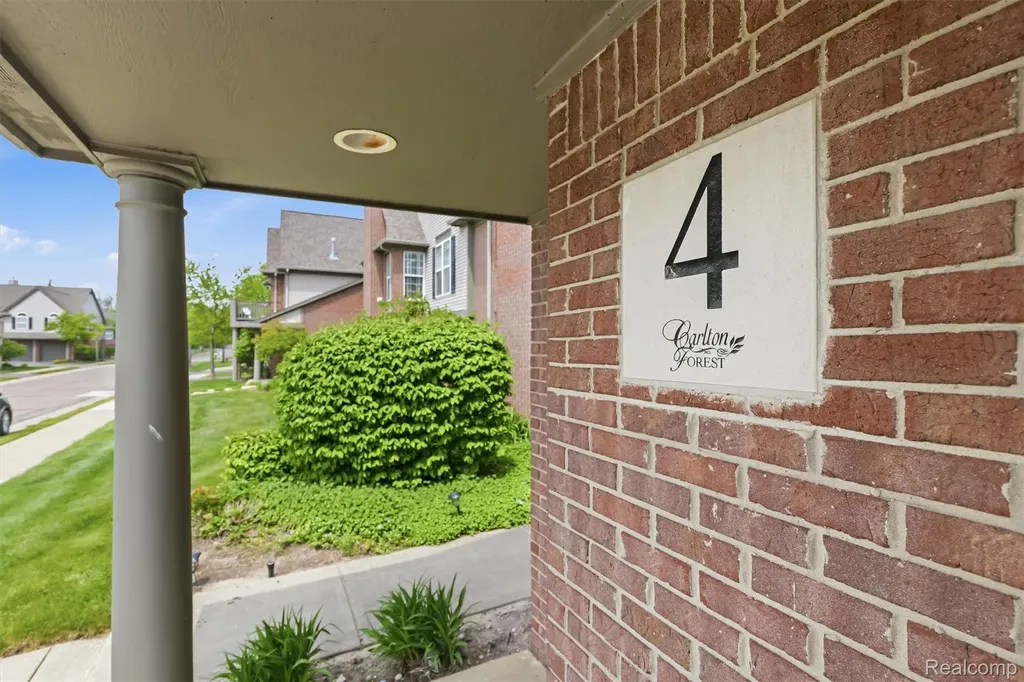 28284 Carlton Way Drive Novi City MI 48377