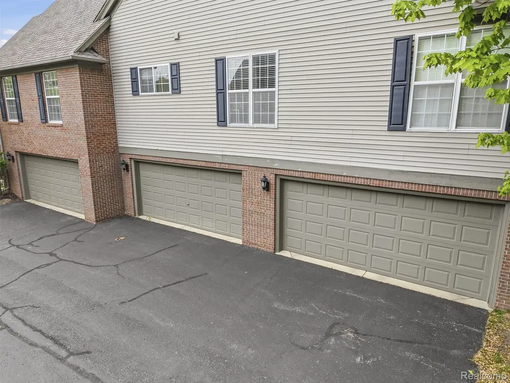 28284 Carlton Way Drive Novi City MI 48377