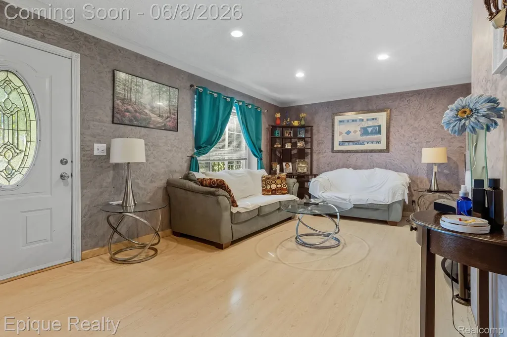 2263 Camilla Drive Troy City MI 48083