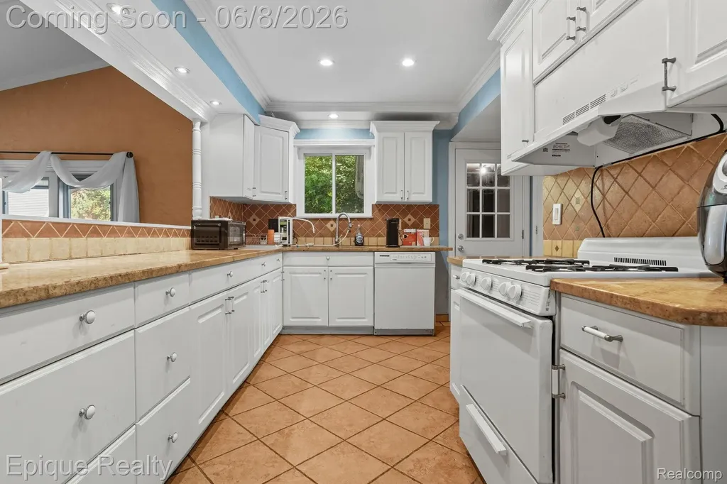 2263 Camilla Drive Troy City MI 48083