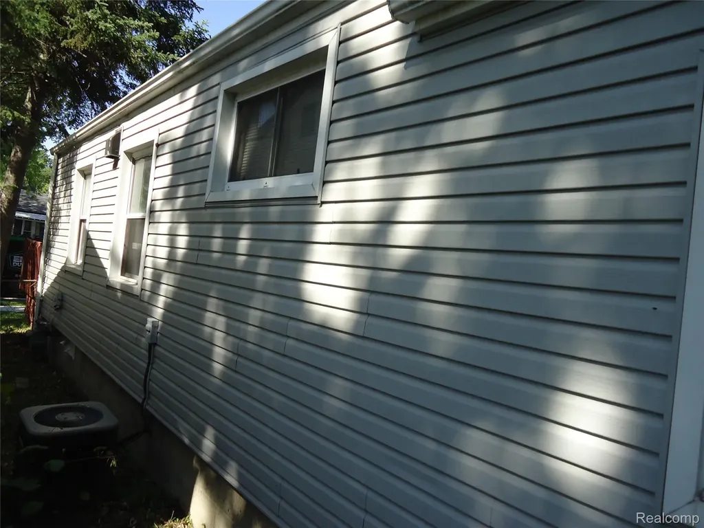 142 E Rowland Madison Heights City MI 48071