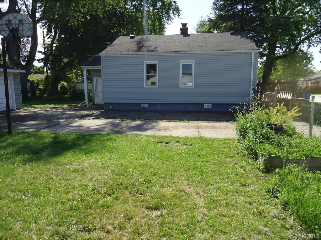 142 E Rowland Madison Heights City MI 48071