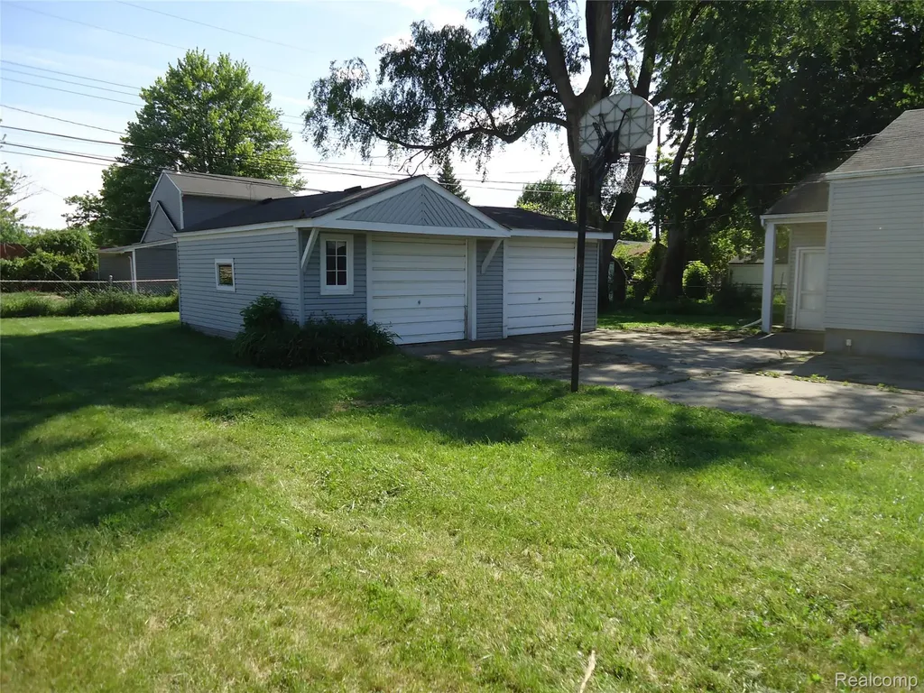 142 E Rowland Madison Heights City MI 48071
