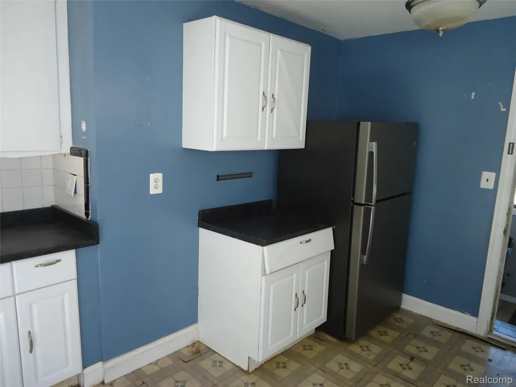 142 E Rowland Madison Heights City MI 48071