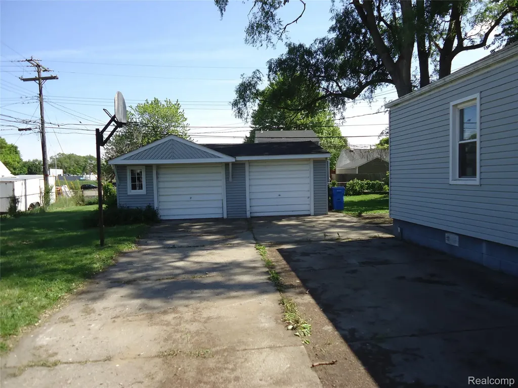 142 E Rowland Madison Heights City MI 48071