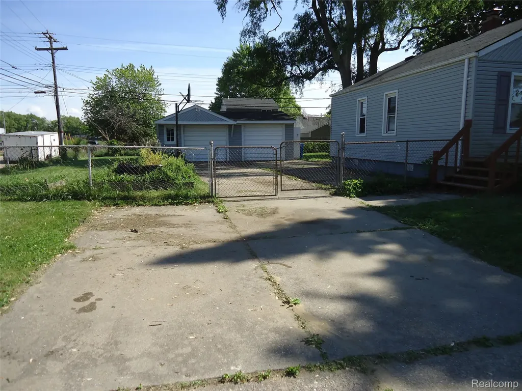142 E Rowland Madison Heights City MI 48071