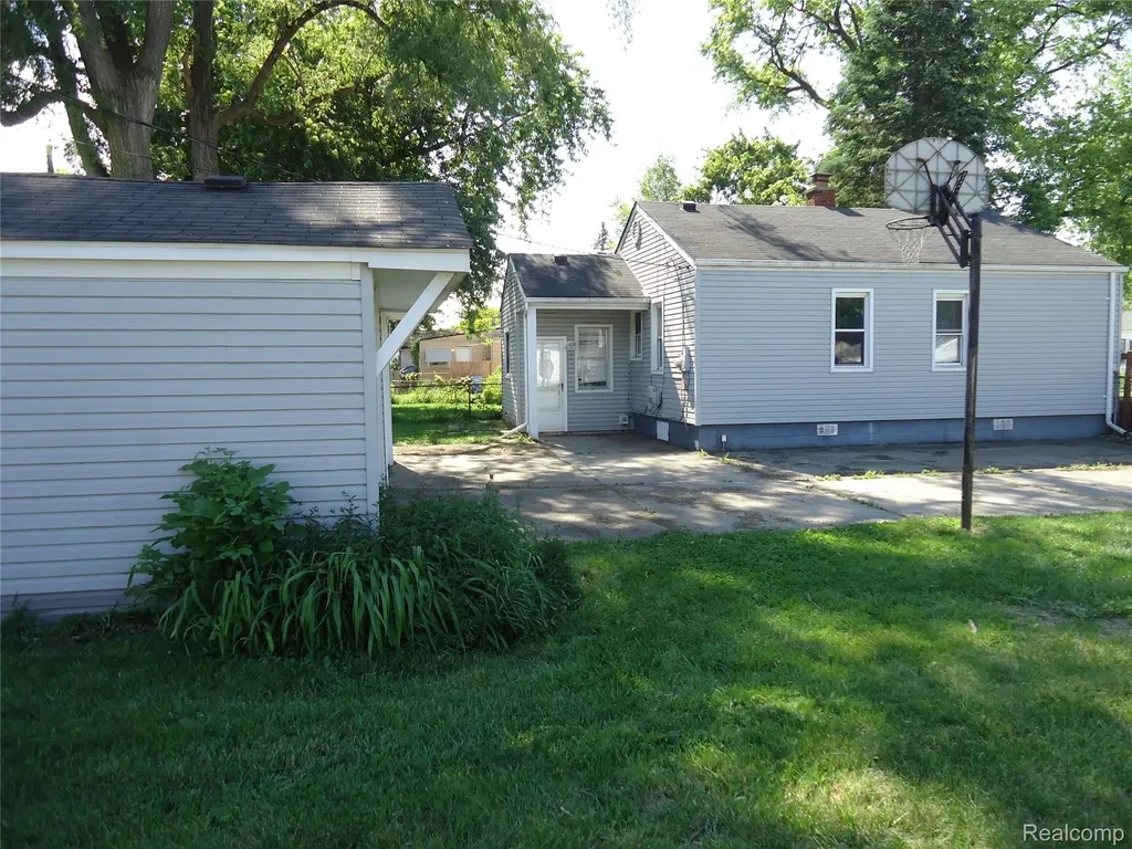 142 E Rowland Madison Heights City MI 48071
