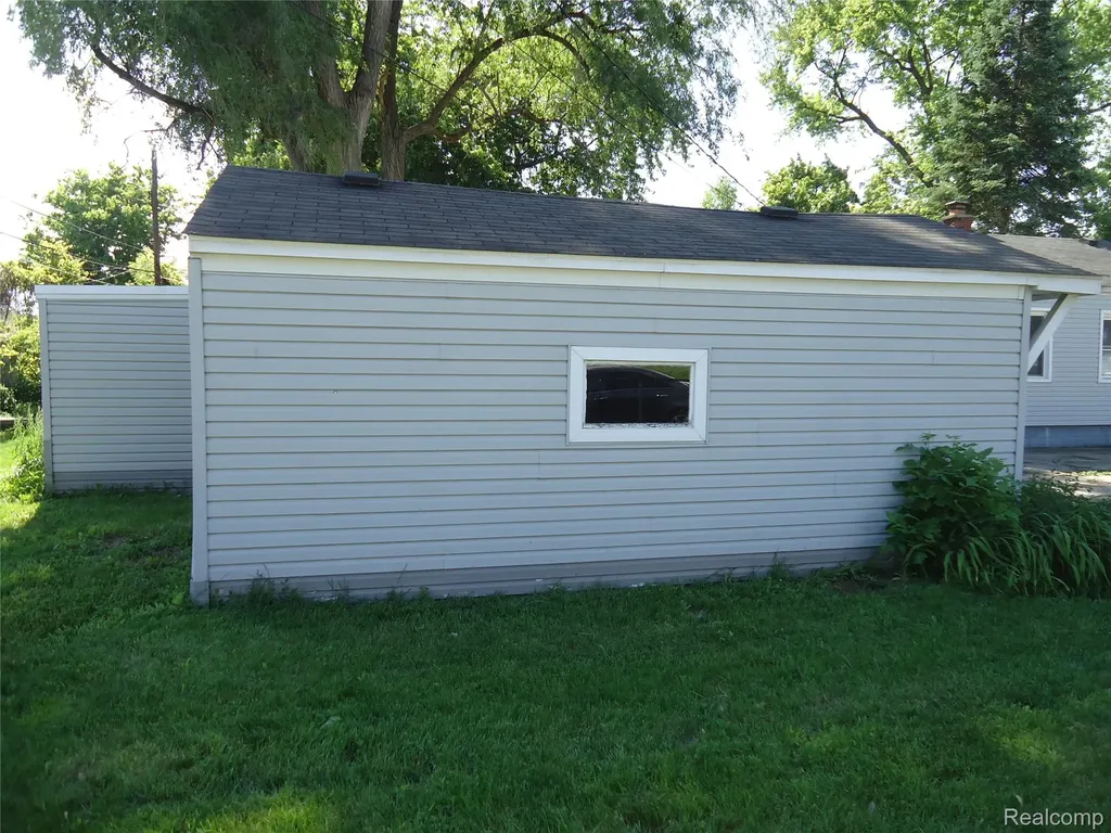 142 E Rowland Madison Heights City MI 48071