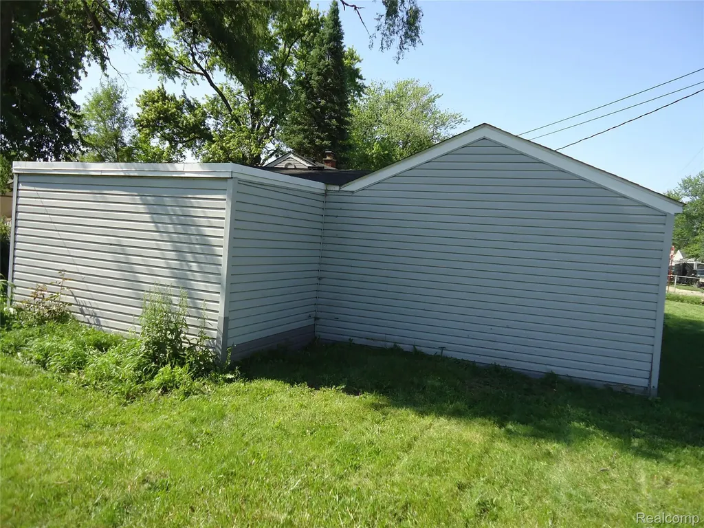 142 E Rowland Madison Heights City MI 48071