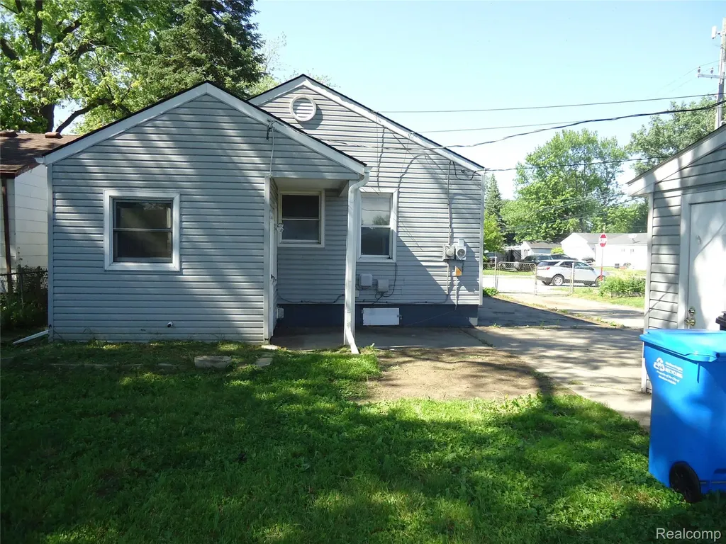 142 E Rowland Madison Heights City MI 48071