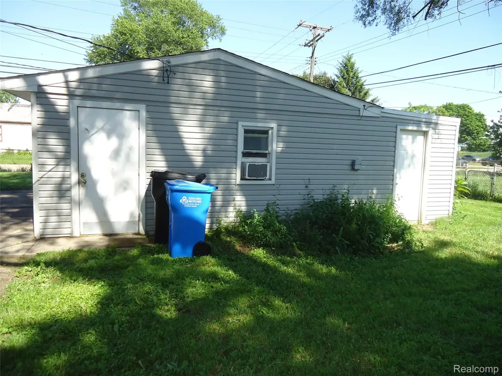 142 E Rowland Madison Heights City MI 48071