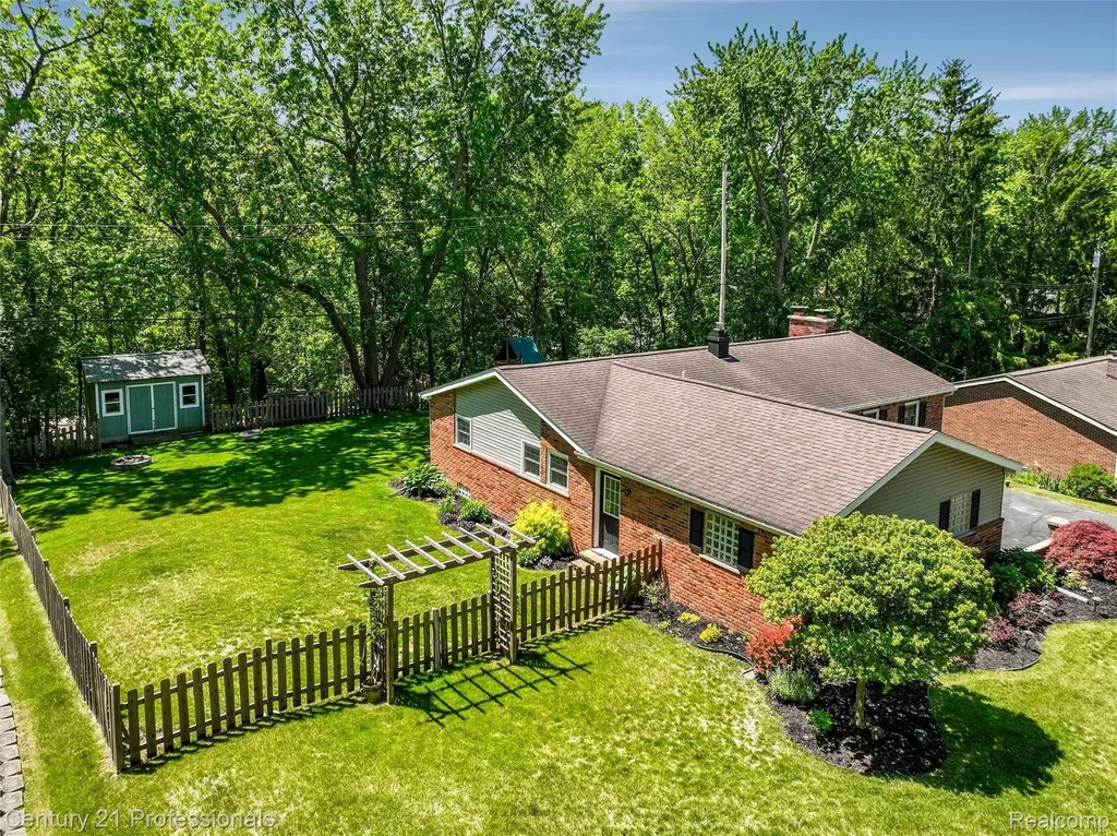 4921 Huron Drive Independence Charter Township MI 48348