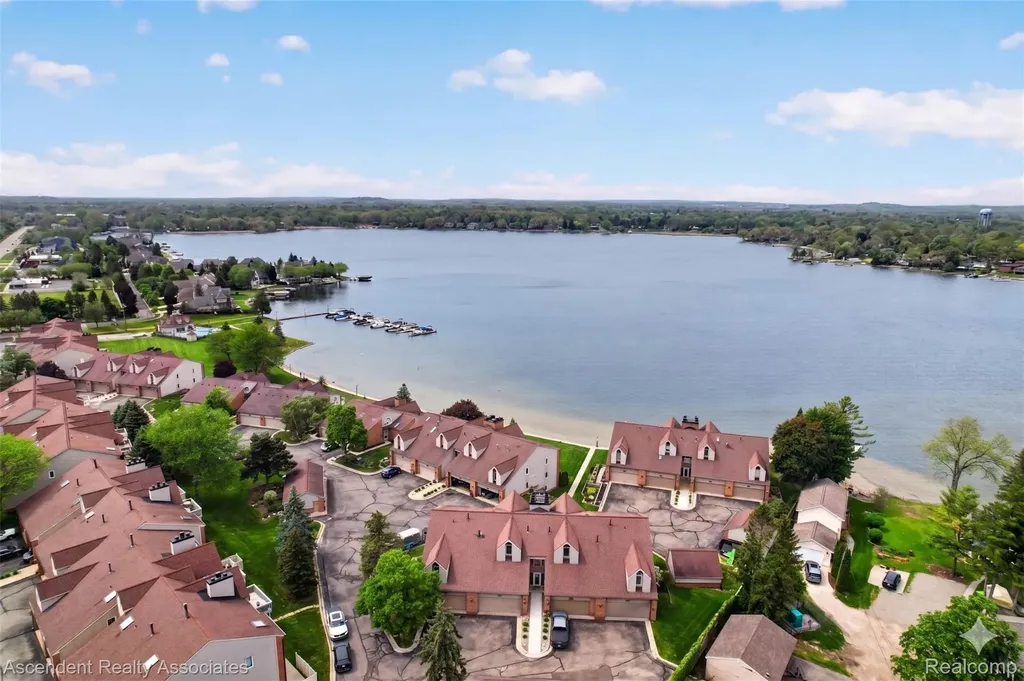 3372 Loon Lake Court Waterford Charter Township MI 48329