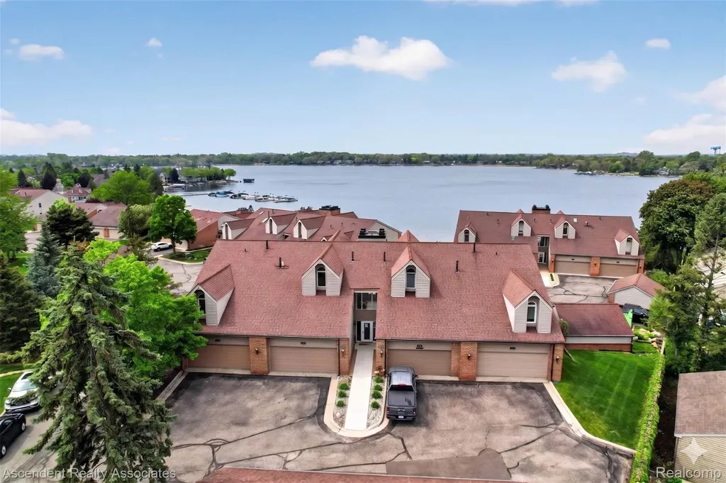 3372 Loon Lake Court Waterford Charter Township MI 48329