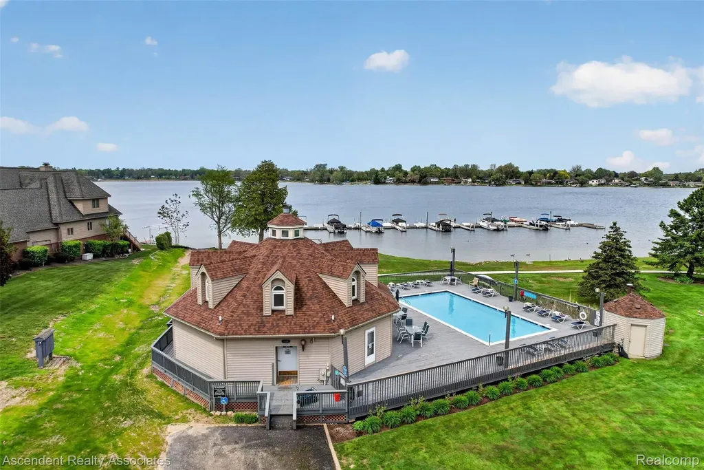 3372 Loon Lake Court Waterford Charter Township MI 48329