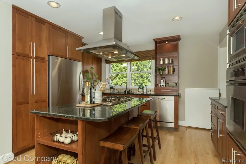 802 Orchard View Drive Royal Oak City MI 48073